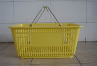 Cestas plásticas del supermercado con las manijas/las cestas de compras apilables