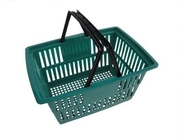 Cestas de compras plásticas usadas del supermercado con el doble manija en verde