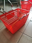 Cestas de compras plásticas usadas flexibles rojas con las manijas del metal/la mano curvadas del apretón